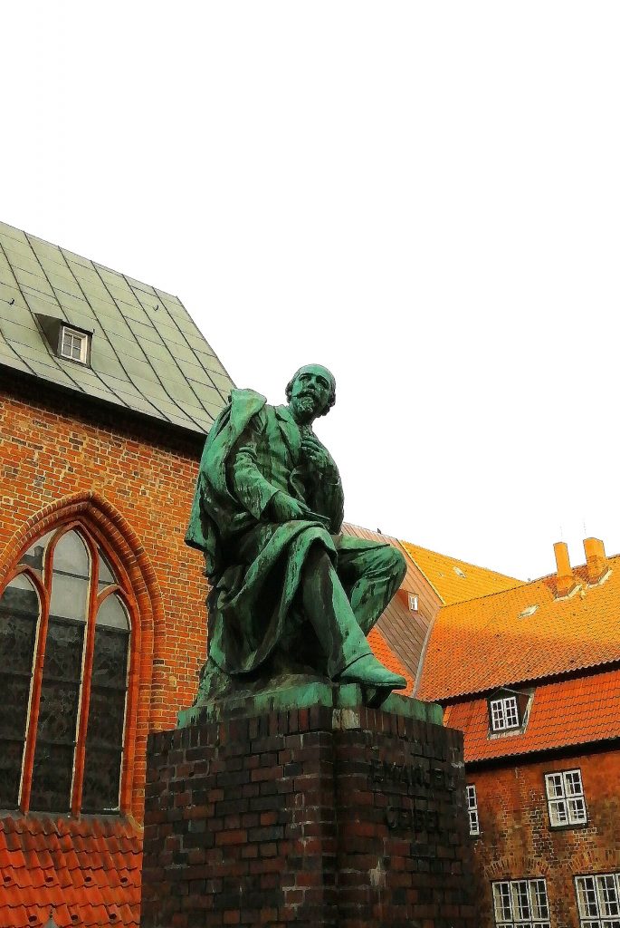 Statue von Emanuel Geibel in der Lübecker Altstadt. Kostenlos mit Quellenangabe nutzbar.