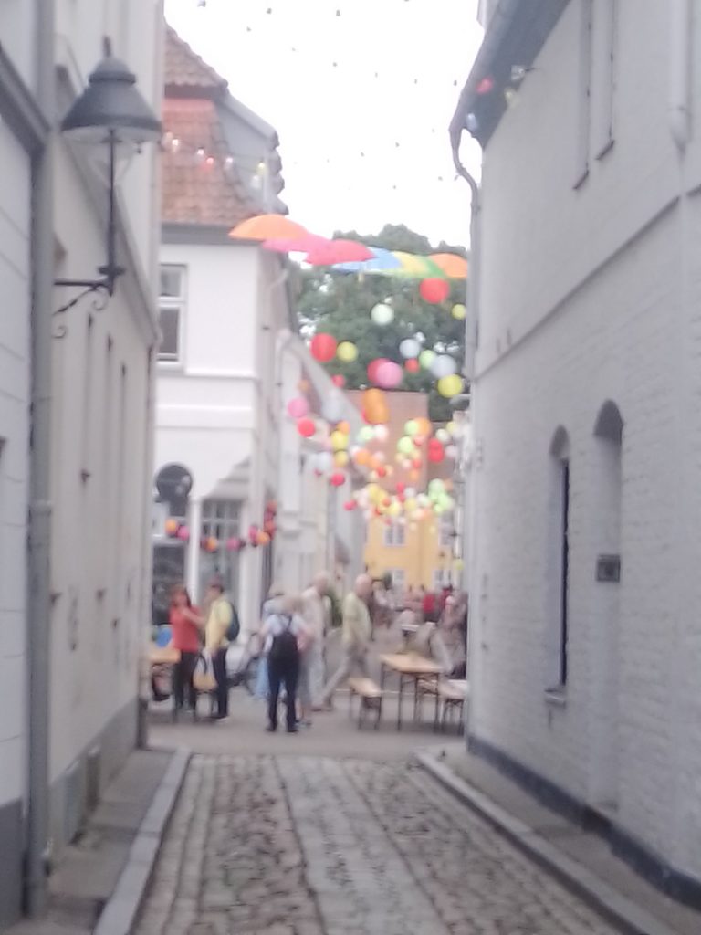 Bunte Schirme und Lampions beim Fest der Kulturen im Lübecker Domviertel. Kostenlos mit Quellenangabe nutzbar.