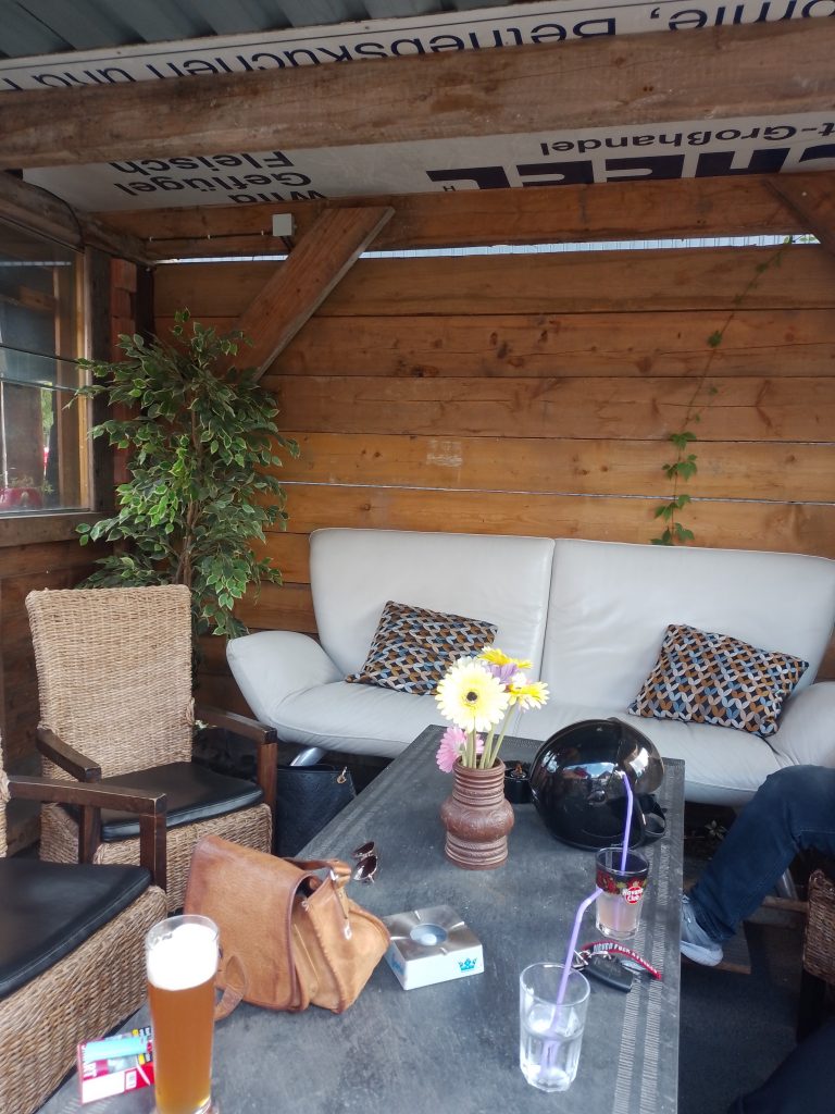 Perfekte Lounge für den Sommer in der Baustelle Lübeck, direkt zwischen der Lübecker Wakenitz und dem Lübecker Kanal. Kostenlos mit Quellenangabe nutzbar.